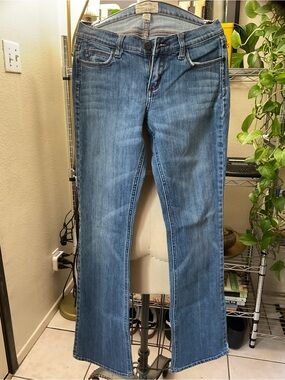 💜💜💜Abercrombie & Fitch Women's Medium Wash Straight Leg Jeans